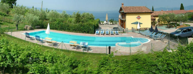 Agriturismo Costadoro in Bardolino. Wir bieten Unterkunft in Cottage Bed & Breakfast Formel f�r einen unvergesslichen Urlaub in den H�geln des Gardasees, auf 1800 m vom See entfernt. Sind m�glich Besuche in den Keller und Verkostungen unserer Weine. Wir sind nah an Canevaworld, Parco Giardino Sigurt�, Parco Termale del Garda, Gardaland, der Park Natura Viva Zoo, die Stadt Verona.