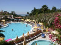 Das familiengeführte Hotel Le Torri del Garda erwartet Sie in Panoramalage in den Hügeln über dem Gardasee. Es bietet großartige Sportmöglichkeiten und Einrichtungen für Kinder sowie eine herrliche Aussicht.