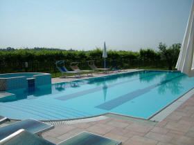 Großer Swimmingpool und Garten in Agriturismo Costadoro in Bardolino