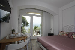 Die Zimmer sind mit kostenlosem WLAN, Safe, Khlschrank. Casa Graziella in Torri