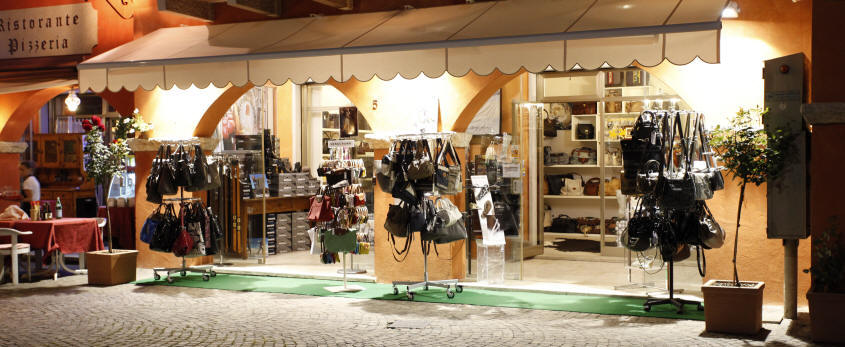 Shopping in Torri del Benaco am Gardasee. BRANDS: LA MARTINA, PORSCHE DESIGN, LONGCHAMP, BRIC'S, CALZATURE NERO GIARDINI