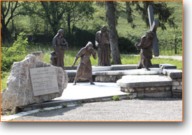 Bronzestatuen der Via Crucis lngs der Strae