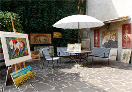 Die Nuova Galleria Bell' Arte zeigt in ihrem romantischen Innenhof stndig eine groe Auswahl an Afresken in vielen Motiven und Gren. 