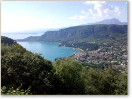 Garda befindet sich in einer wundersch�nen Bucht. Es ist ein wundersch�nes Resort mit Hotels und Hotel-Residenz. Auf den Stra�en der Stadt leben Sie die fr�hliche Atmosph�re-Urlaub am Gardasee.