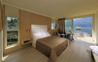 Die Zimmer im Hotel Castello sind klimatisiert und mit Sat-TV, Minibar und WLAN ausgestattet. Die meisten verf�gen �ber einen Balkon mit Panoramablick auf den See.