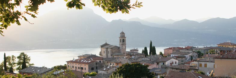  Mit dem Auto oder zu Fuß von den Oliven des Gardasees zu den Kastanien San Zeno di Montagna 