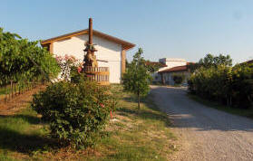 Die Azienda Agricola Raval mit ihrem Weingut liegt an den inneren ... Agriturismo Raval in Bardolino am Gardasee