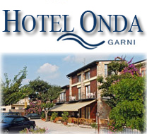 Das Hotel Garni Onda ist ein gastliches und malerisches Haus, das in einer ruhigen und sonnigen Umgebung 100 Meter vom Ortszentrum von Torri del Benaco entfernt liegt