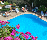 Vor dem Hotel finden Sie eine Sonnenterrasse mit Swimmingpool.