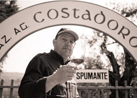 Weingut Costadoro: Eine Weinprobe von Bardolino Wein Valentino Lonardi, der junge Besitzer des Weinguts, stammt aus einer Bauernfamilie.