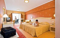 Die geräumigen Zimmer im Majestic sind alle klimatisiert und mit Teppichboden und Balkon ausgestattet.