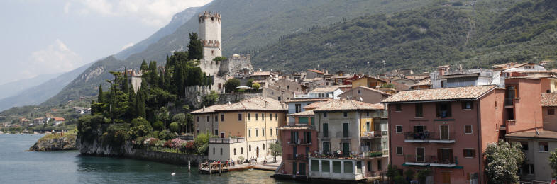 Hotels in Malcesine, an den Ufern des Gardasees, k�nnen Sie einen unvergesslichen Urlaub verbringen. Sie finden eine Gastfreundschaft, die jede Art von Unterkunft von Hotels, Bed And Breakfast and Wohnort gibt. Ihren Urlaub und Ihre Freizeit in Malcesine am Gardasee, liegt an den Ufern des Gardasees Veneto mit seinen Hotels und Wohnungen erwarten Sie f�r Tage in einer herrlichen Website, reich an Geschichte mit seinem Schloss und seine mittelalterlichen Dorf am Ufer des Gardasees. Mount Baldo, wodurch jede Art von Ausfl�ge zu Fu� oder mit dem Mountain-Bike, von der einfachsten zu anspruchsvollsten trekking auf der Suche nach seiner H�henlage H�tten. Alle mit die Seilbahn Malcesine, dass in wenigen Minuten erreichen Sie den Gipfel und haben eine unglaubliche �ber den Gardasee Blick. Einen herrlichen Ort in einem nat�rlichen Park, der Touristen aus der ganzen Welt anzieht.