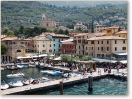 Malcesine, am �stlichen Ufer des Gardasees, versammelten sich um die hoch aufragenden Schloss und die historische Palazzo dei Capitani, spart seine mittelalterlichen Ursprungs. Das Klima ist immer mild und gesund, vor allem in der Nebensaison, herrliche Spazierg�nge in den H�geln und Bergen, Olivenhainen und �ppiger mediterraner Vegetation.