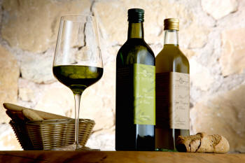 Extrareines Olivenöl, mit seinem höchsten Ölsäuregehalt Extrareines Olivenöl Gardasee Bardolino