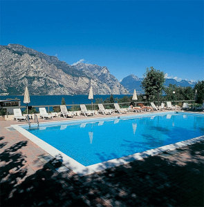 Vom Pool und der Terrasse genießen Sie eine wunderbare Aussicht.