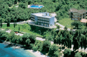 Das Parc Hotel Eden genießt eine herrliche Panoramalage mit Blick auf den Gardasee und liegt nur 5 Autominuten von Malcesine entfernt.