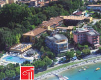 Am Ufer des Gardasees erwartet Sie neben dem Strand Lido Mirabello das Parc Hotel Gritti.