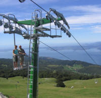 Die Seilbahn besteht aus einer offenen zweisitzigen Gondellift und au seiner einsitzigen Sessellift.