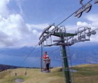 Neue Prada Costabella Monte Baldo Kabinenbahn und Sessellift. Die Gesamtlange der Anlagen ist uber 3 Kilometer. Man geht so weit, mit der ersten Tratte 1.550 Meter uber dem Meeresspigel und mit der zweiten Tratte 1.800 Meter uber Meeresspiegel zu erreichen.