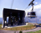 Die bedeutendste Neuheit dieser Anlage Seilbahn Gardasee Monte Baldo, die dadurch einzigartig auf der Welt ist, stellt die Kabine des zweiten Abschnitts dar, die sich um sich selbst dreht und den Fahrgästen ein Rundumpanorama bietet, wodurch sie das Gefühl haben, zu fliegen.