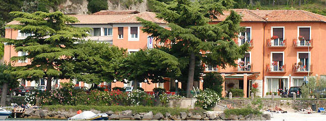 Hotel Sirenella bietet Zentralheizung, Bar, klimatisierter Restaurant, Lift, Lesesaal, Satelliten-Fernseherraum, Hotelterrasse am See, Strand. In unserem schönen Speisesaal servieren wir eine gutbürgerliche Küche, Weine aus den verschiedensten Wein Anbaugebieten der Region, unser Olivenöl und landestypische Gerichte.