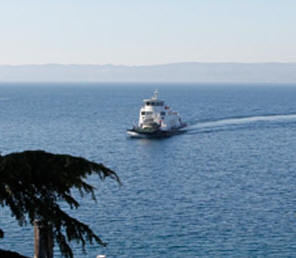 Navigarda Fährverbindungen. Eine Gardasee Schifffahrt wird praktisch in jedem größeren Ort angeboten. Neben den zahlreichen Personenfähren bietet die Navigarda auch interessante Möglichkeiten, um mit dem Auto in kürzester Zeit auf die andere Uferseite zu gelangen. 