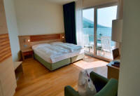 Alle Zimmer des Val Di Sogno Hotels verfügen über einen Balkon mit Blick auf den See und den Garten sowie über Klimaanlage, Sat-TV und Schreibtisch.