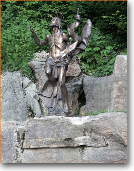 Jesus Christi. Die Bronzestatuen der Stationen der Via Crucis längs der Strasse, die von der Residenza Stella Alpina zum Wallfahrtsort führen