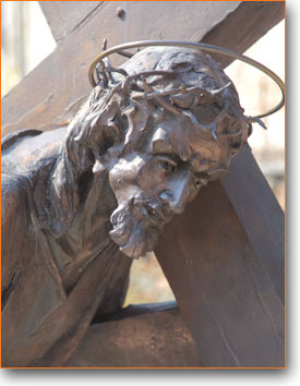 Die Werke von Raffaele Bonente. Sowohl in der Kirche wie auch längs der Zugangsstrasse können die Bronzegüsse des Veroneser Architekten Raffaele Bonente bewundert werden
