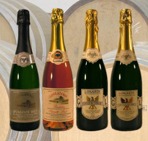 Spumante Bianco Costadoro Brut Metodo Charmat, Spumante Chiaretto Classico DOC, Spumante Bianco Lonardi Costadoro Demi Sec Metodo Tradizionale und Spumante Bianco Lonardi Spumante Bianco Costadoro Brut Metodo Charmat, Spumante Chiaretto Classico DOC Metodo Charmat